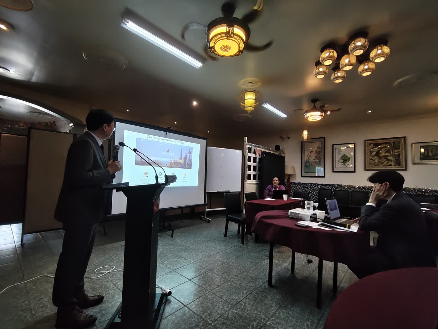 Session speaker presenting digital government model